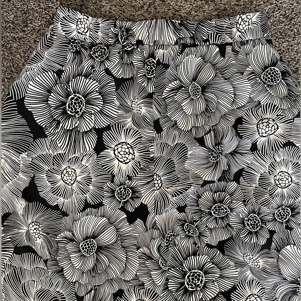 Express Monochrome Floral Pattern Pants - Picture 5 of 9